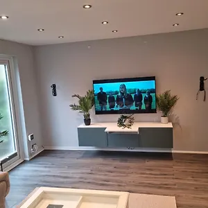 Bright, Spacious 4 Bed With A Jacuzzi! Apartment